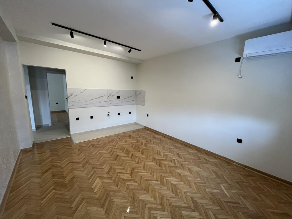 Slika 2 - Trosoban, 54m2, Bulevar oslobođenja Novi Sad, sa terasom, ima lift