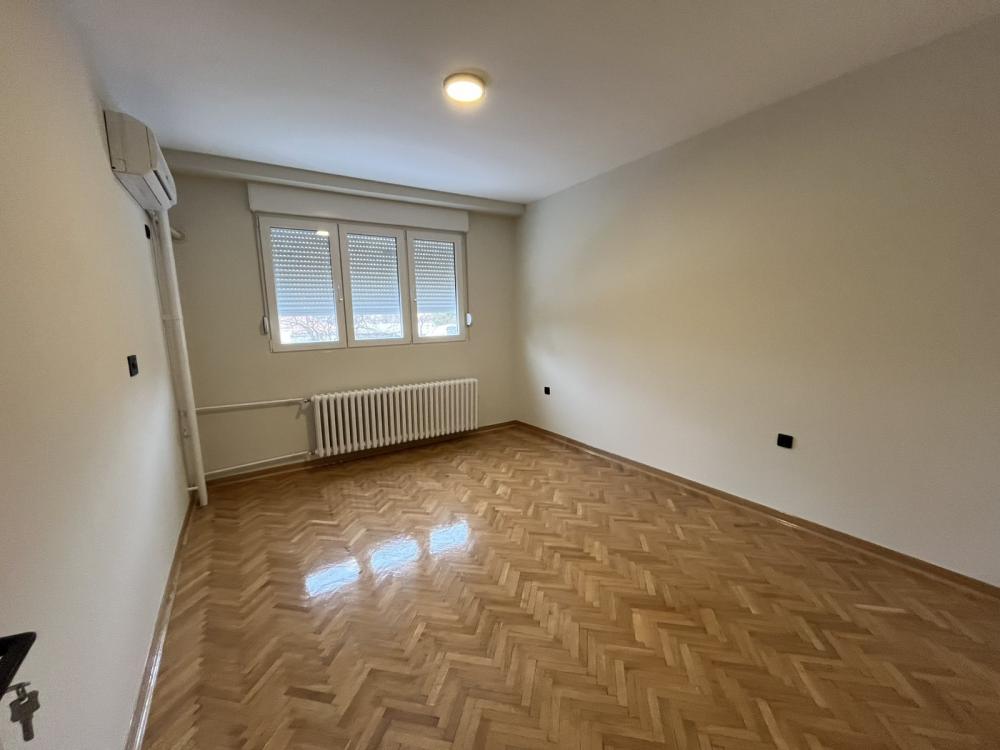 Slika 4 - Trosoban, 54m2, Bulevar oslobođenja Novi Sad, sa terasom, ima lift