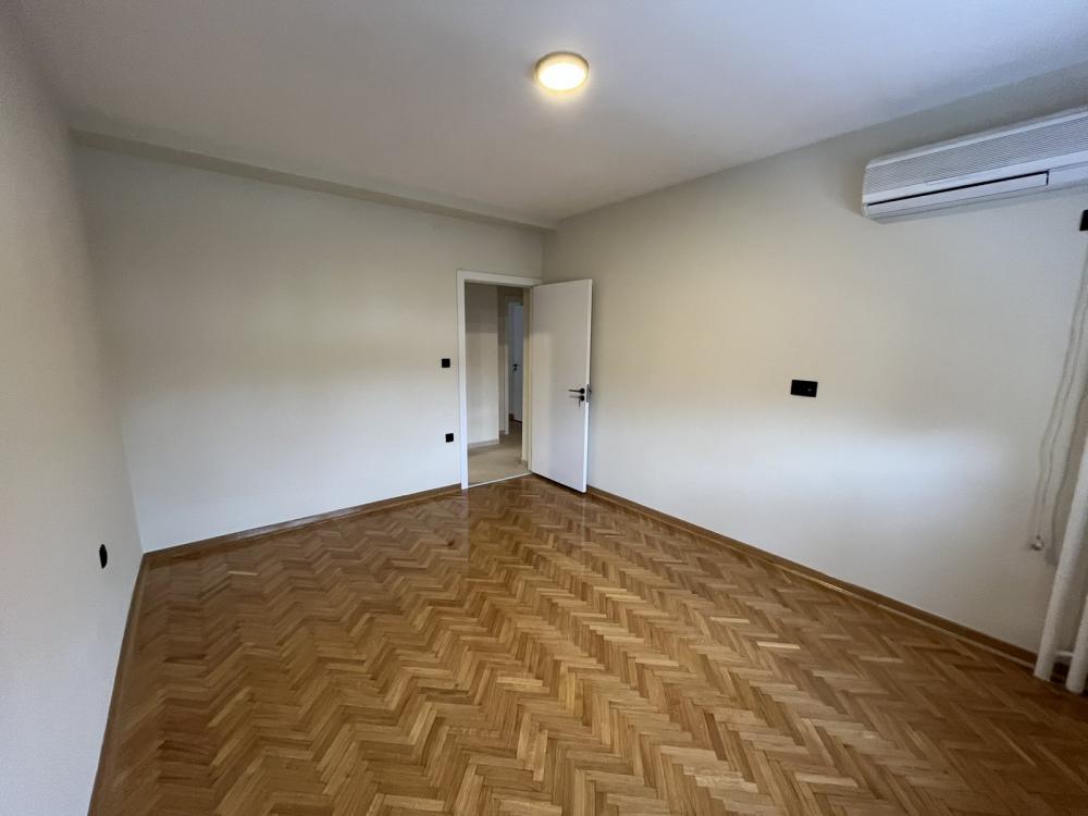 Slika 5 - Trosoban, 54m2, Bulevar oslobođenja Novi Sad, sa terasom, ima lift