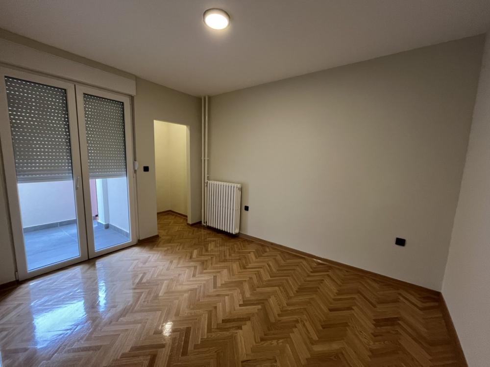 Slika 6 - Trosoban, 54m2, Bulevar oslobođenja Novi Sad, sa terasom, ima lift