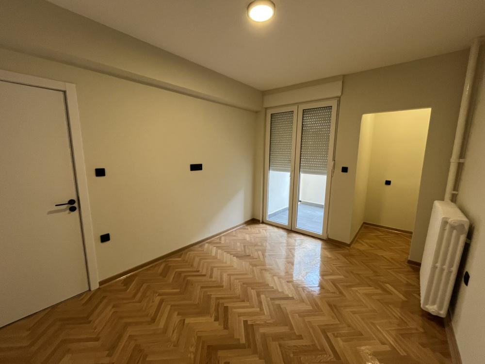 Slika 7 - Trosoban, 54m2, Bulevar oslobođenja Novi Sad, sa terasom, ima lift