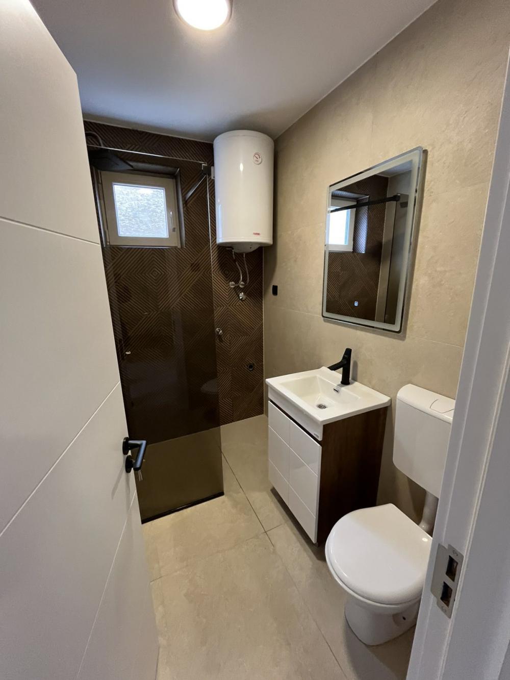 Slika 8 - Trosoban, 54m2, Bulevar oslobođenja Novi Sad, sa terasom, ima lift