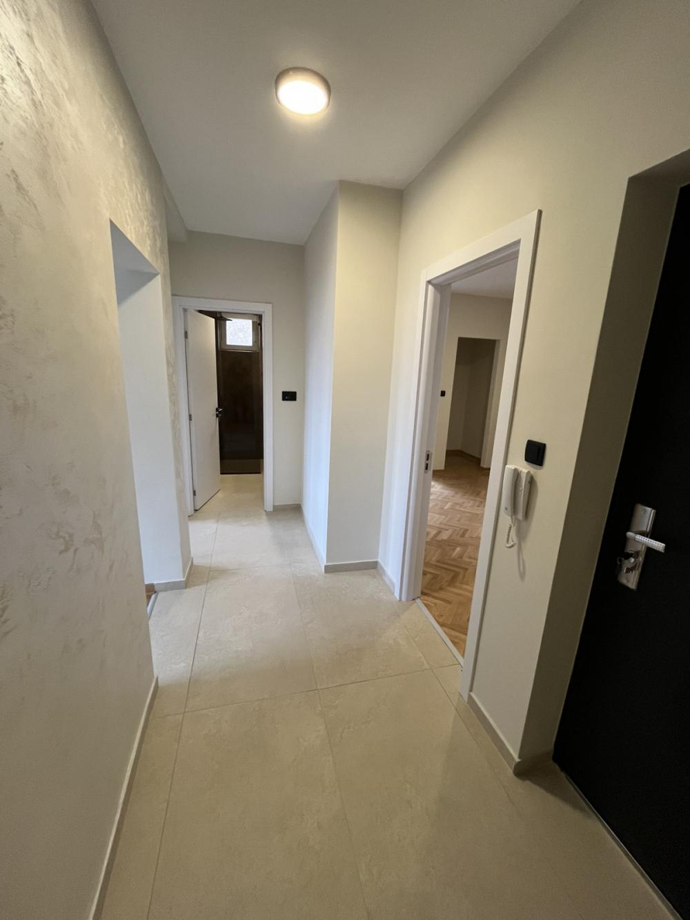 Slika 10 - Trosoban, 54m2, Bulevar oslobođenja Novi Sad, sa terasom, ima lift