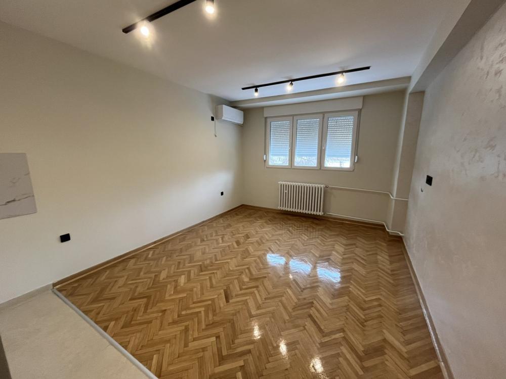 Glavna slika -Trosoban, 54m2, Bulevar oslobođenja Novi Sad, sa terasom, ima lift