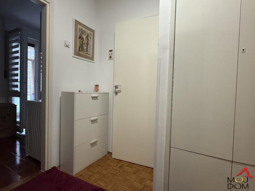 Slika 7 - Stan,NOVI SAD,KEJ,kv: 42, € 122600, ID: 1031719