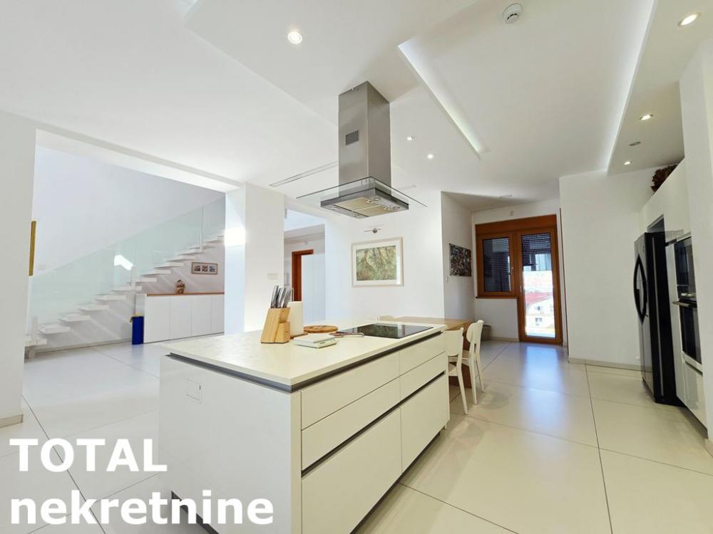 Slika 9 - Stan,NOVI SAD,CENTAR,kv: 352.00, € 1, ID: 1101486