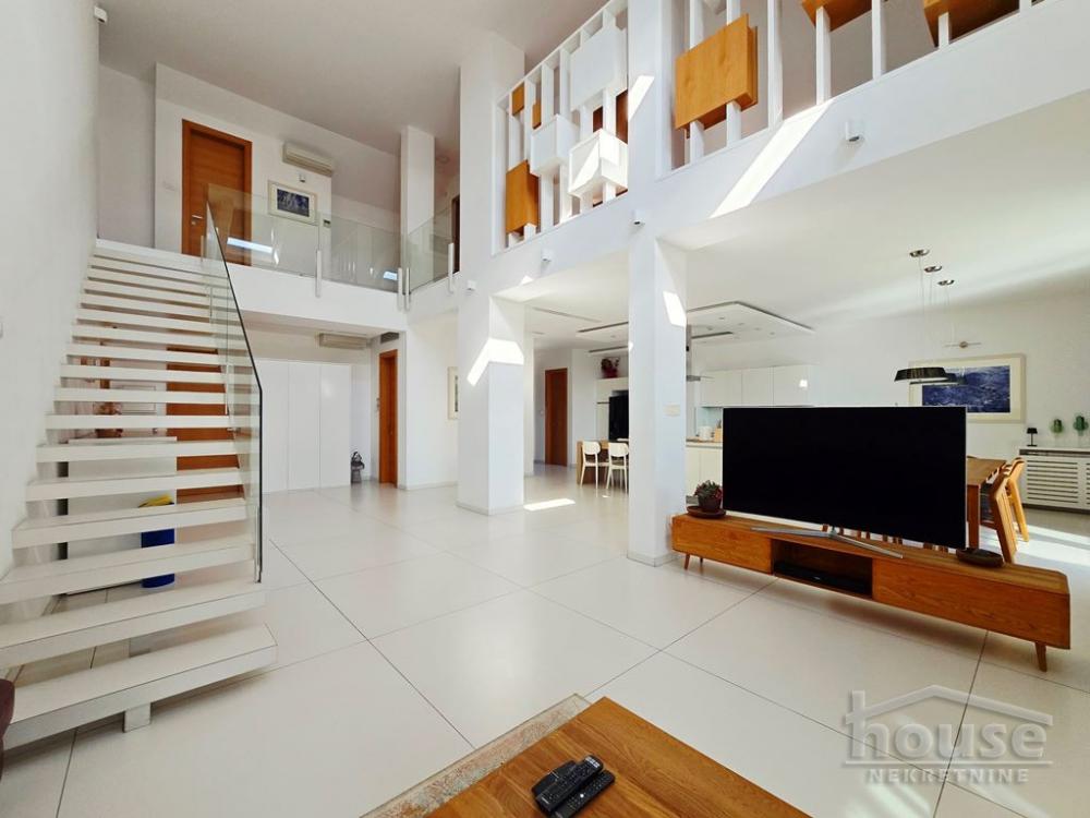 Slika 4 - Stan,NOVI SAD,CENTAR,kv: 352.00, € 1, ID: 1064638