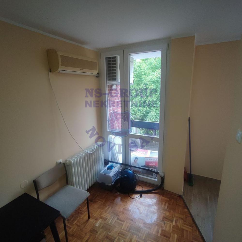 Glavna slika -Dvosoban stan na Novom Naselju !