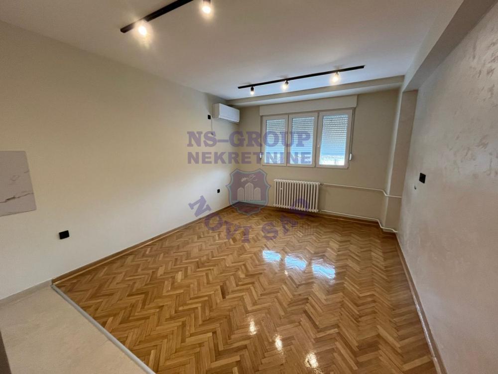 Glavna slika -Renoviran trosoban stan na potezu Bulevara Oslobodjenja