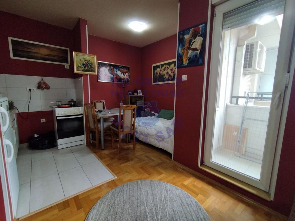 Slika 3 - Prodaja stana, 28m2, Železnički park Novi Sad, sa terasom, ima lift