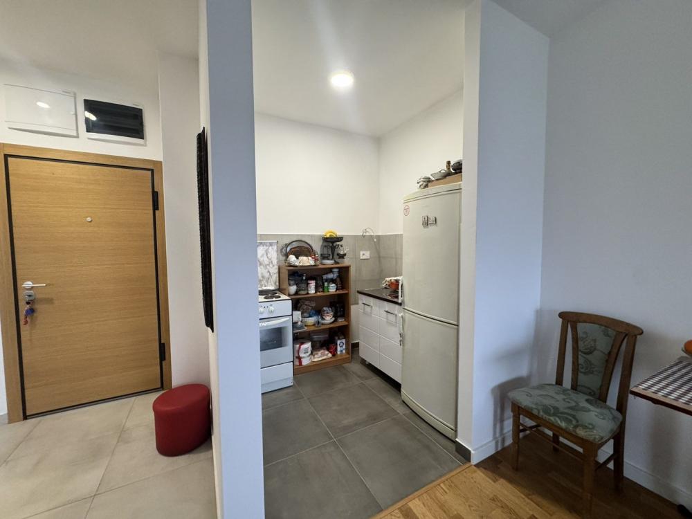 Slika 2 - Dvosoban, 42m2, Novo naselje Novi Sad, sa terasom, ima lift