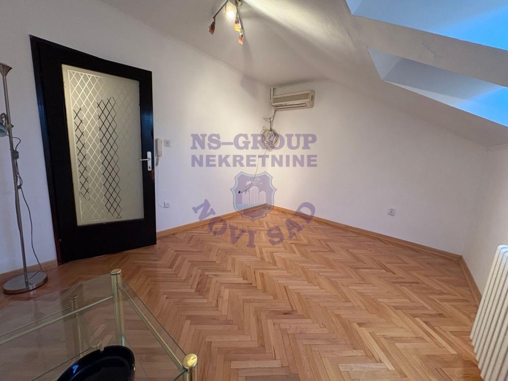 Glavna slika -Odlicna renovirana garsonjera na potezu Socijalno