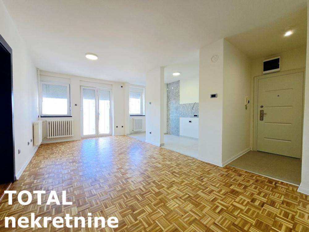 Slika 1 - Stan,NOVI SAD,CARA DUSANA,kv: 55.00, € 156750, ID: 1102195