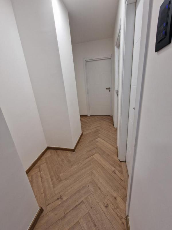 Slika 9 - Renoviran trosoban stan Rotkvarija