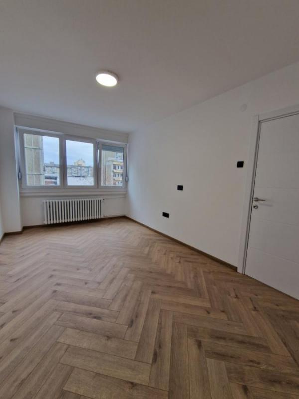 Slika 8 - Renoviran trosoban stan Rotkvarija