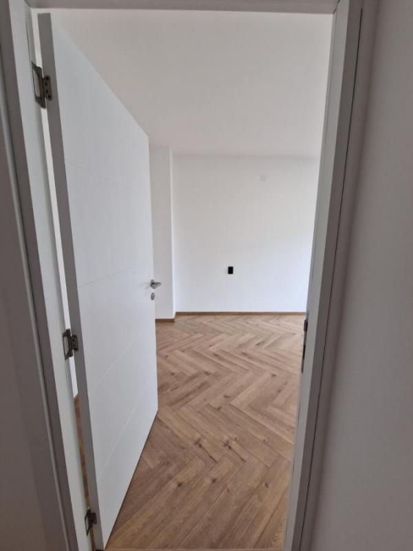 Slika 7 - Renoviran trosoban stan Rotkvarija