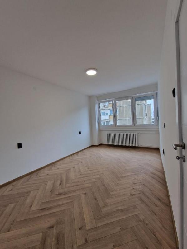 Slika 6 - Renoviran trosoban stan Rotkvarija