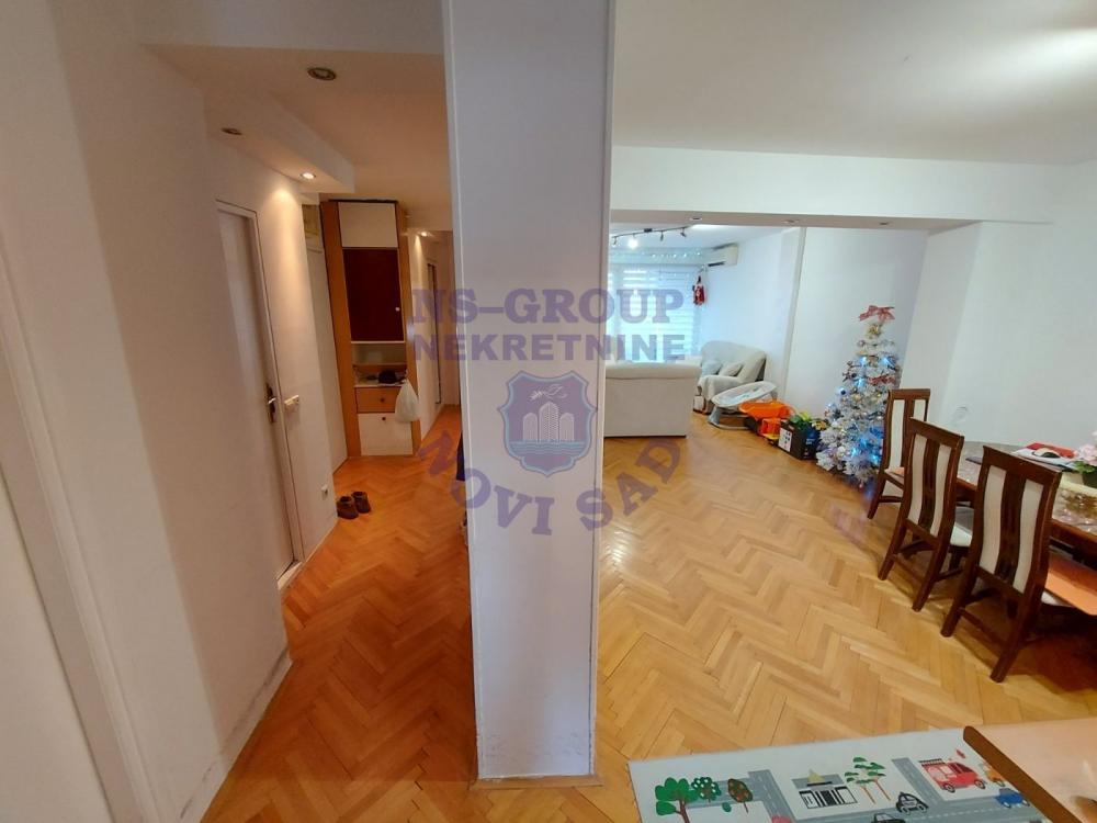 Slika 5 - Trosoban, 84m2, Bulevar oslobođenja Novi Sad, sa terasom, ima lift