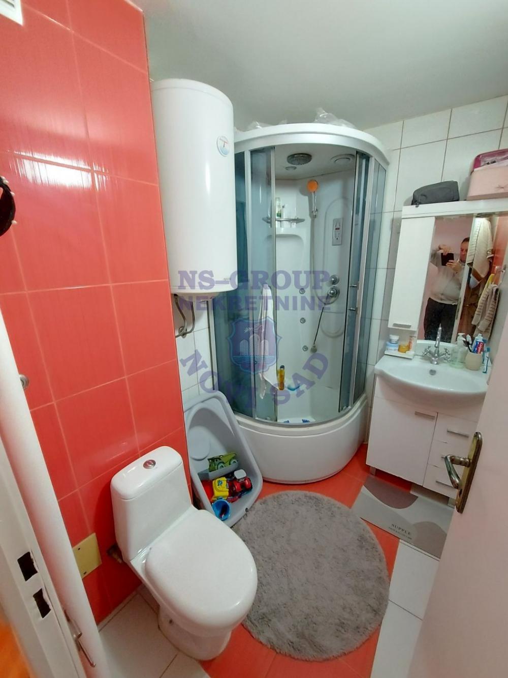 Slika 8 - Trosoban, 84m2, Bulevar oslobođenja Novi Sad, sa terasom, ima lift