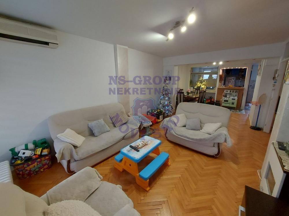 Slika 7 - Trosoban, 84m2, Bulevar oslobođenja Novi Sad, sa terasom, ima lift