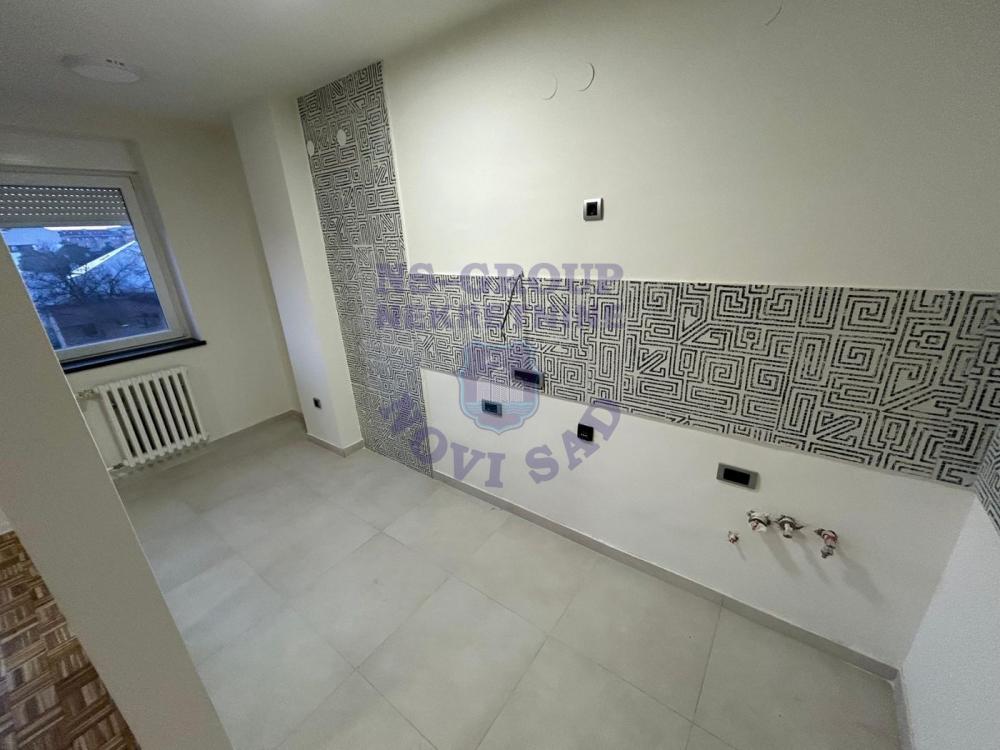 Slika 4 - Dvosoban, 55m2, Adamovićevo naselje Novi Sad, sa terasom, ima lift