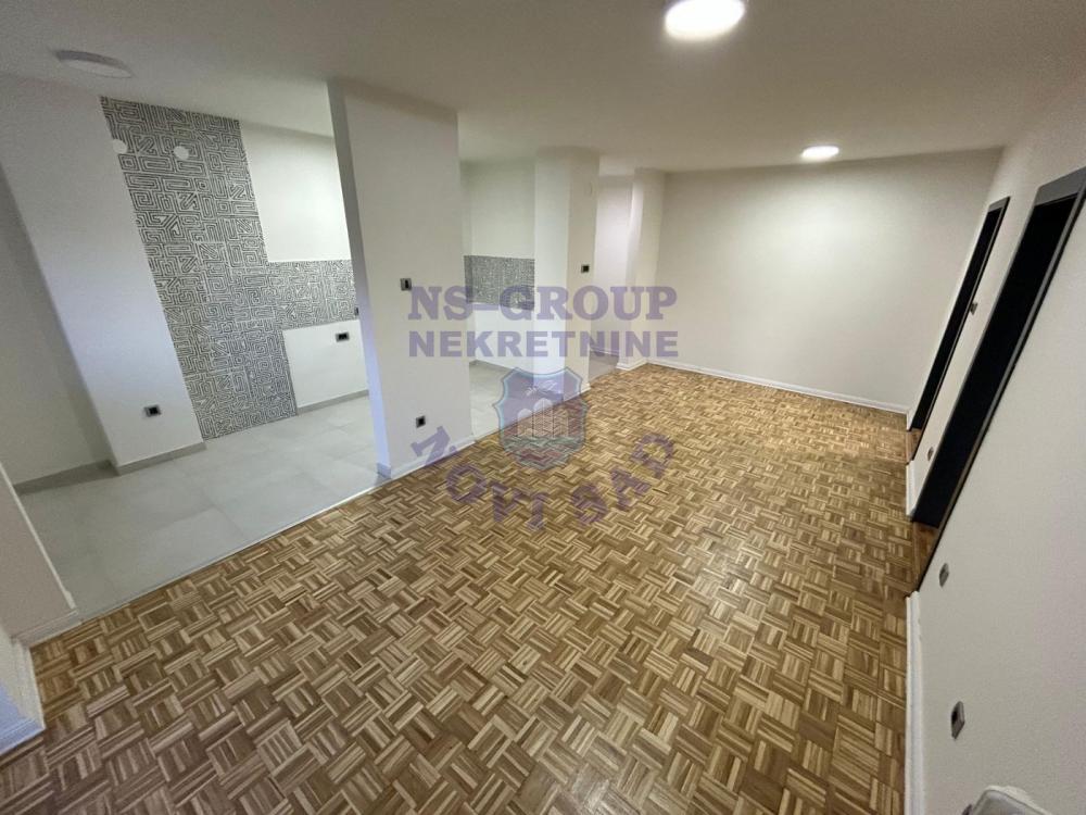 Slika 2 - Dvosoban, 55m2, Adamovićevo naselje Novi Sad, sa terasom, ima lift