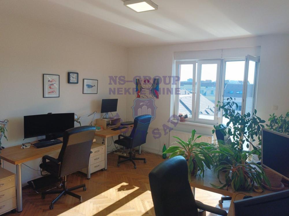 Glavna slika -Odlican trosoban stan u centru grada!