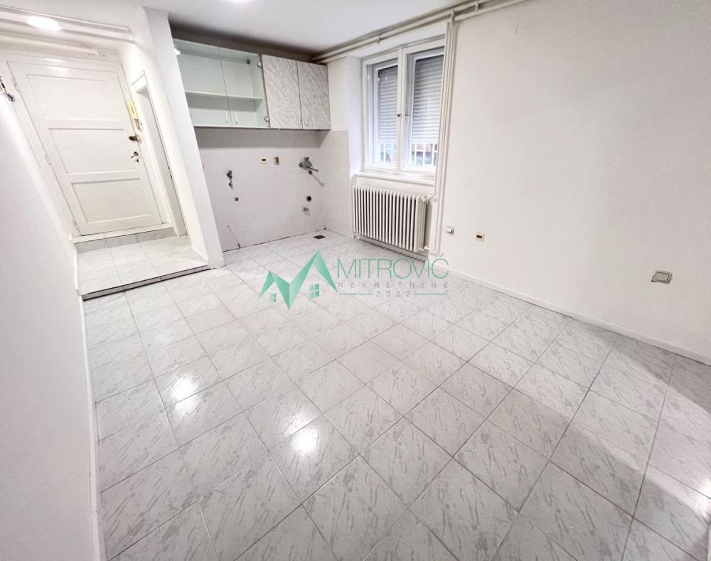 Glavna slika -Retko u ponudi sjajan odmah useljiv polusuteren centar kod riblje pijace i keja  