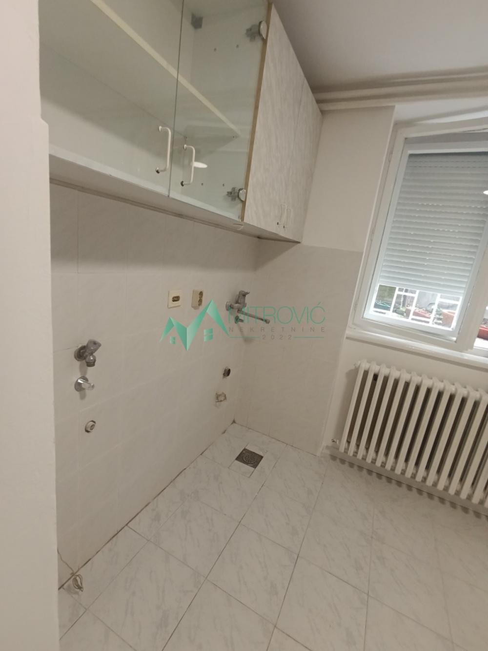 Slika 2 - Retko u ponudi sjajan odmah useljiv polusuteren centar kod riblje pijace i keja  