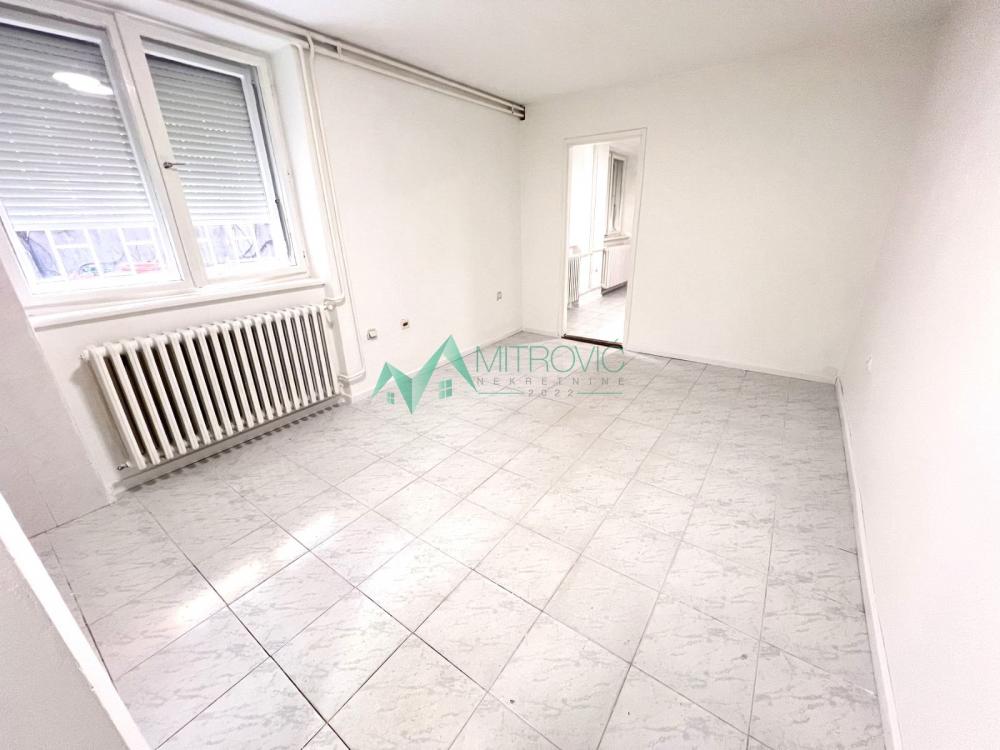 Slika 8 - Retko u ponudi sjajan odmah useljiv polusuteren centar kod riblje pijace i keja  