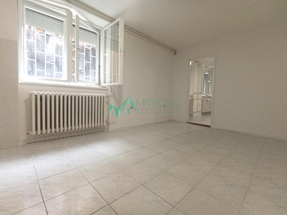 Slika 4 - Retko u ponudi sjajan odmah useljiv polusuteren centar kod riblje pijace i keja  