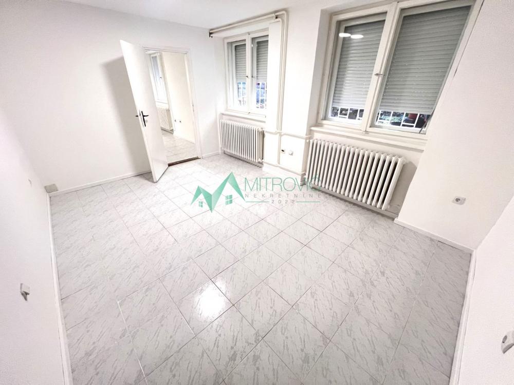 Slika 7 - Retko u ponudi sjajan odmah useljiv polusuteren centar kod riblje pijace i keja  