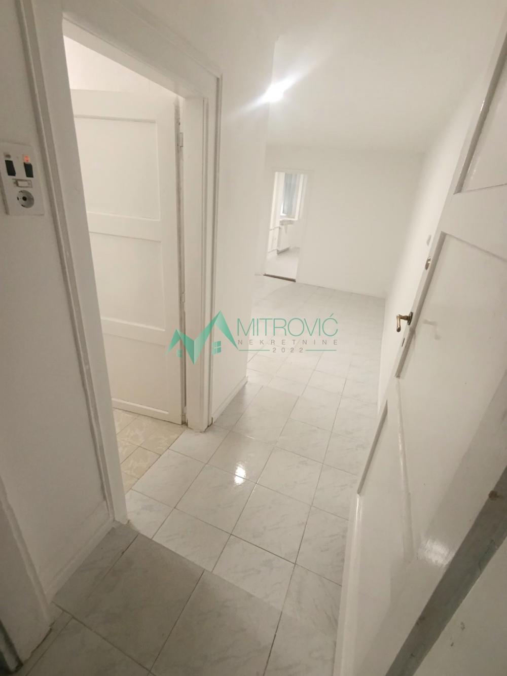 Slika 9 - Retko u ponudi sjajan odmah useljiv polusuteren centar kod riblje pijace i keja  