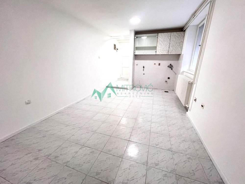 Slika 1 - Retko u ponudi sjajan odmah useljiv polusuteren centar kod riblje pijace i keja  