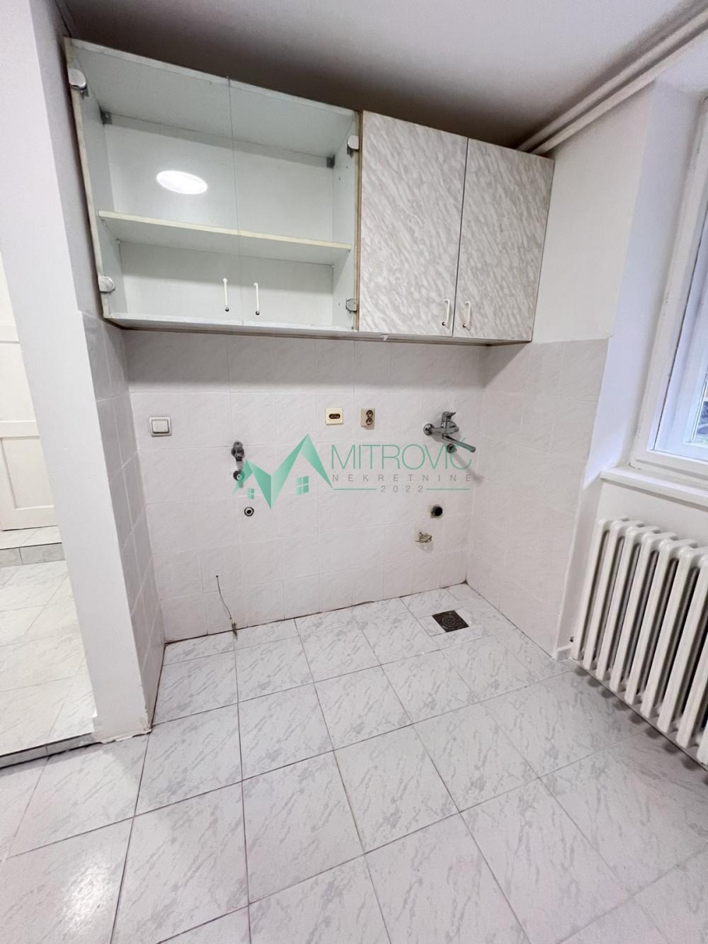 Slika 3 - Retko u ponudi sjajan odmah useljiv polusuteren centar kod riblje pijace i keja  