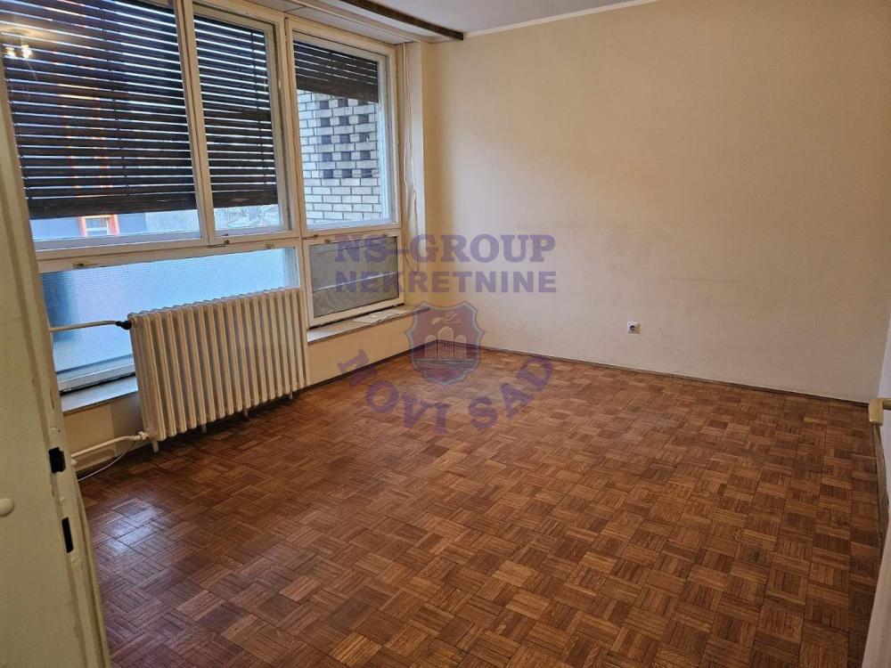 Slika 2 - Troiposoban, 85m2, Liman 3 Novi Sad, sa terasom, ima lift