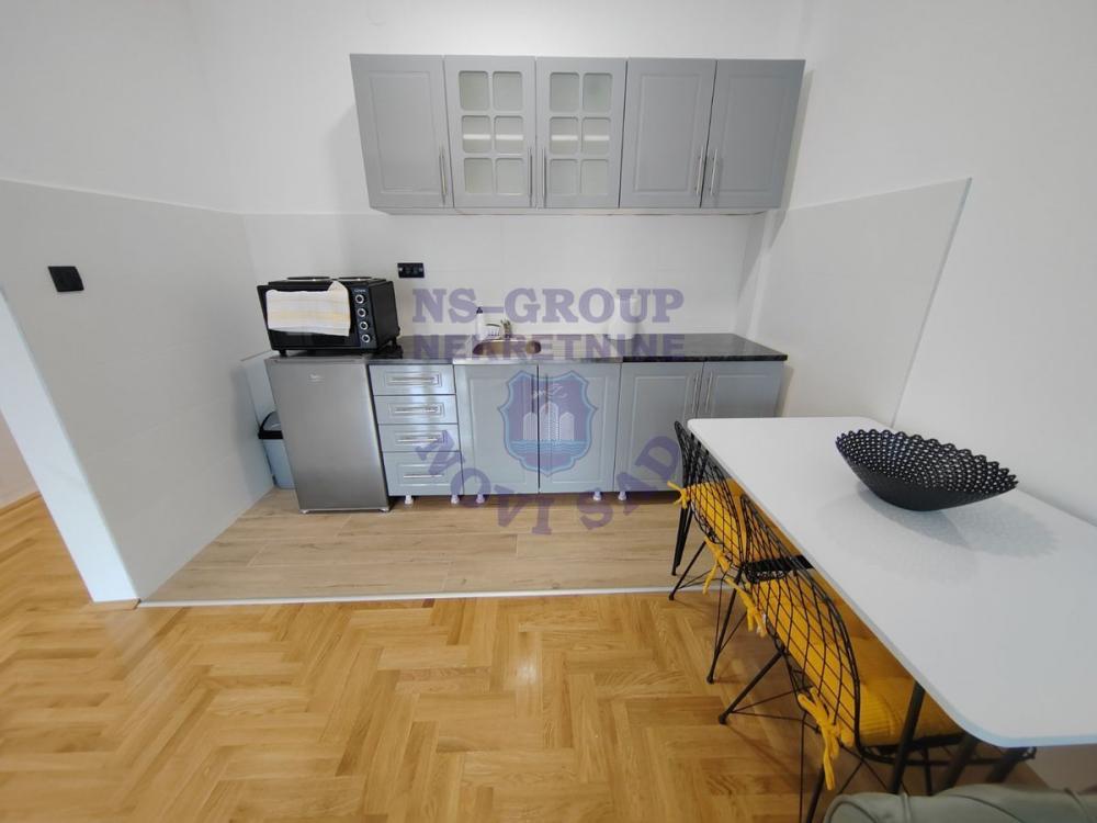 Slika 3 - Prodaja stana, 32m2, Bulevar patrijarha Pavla (Somborski bulevar) Novi Sad, sa terasom, ima lift