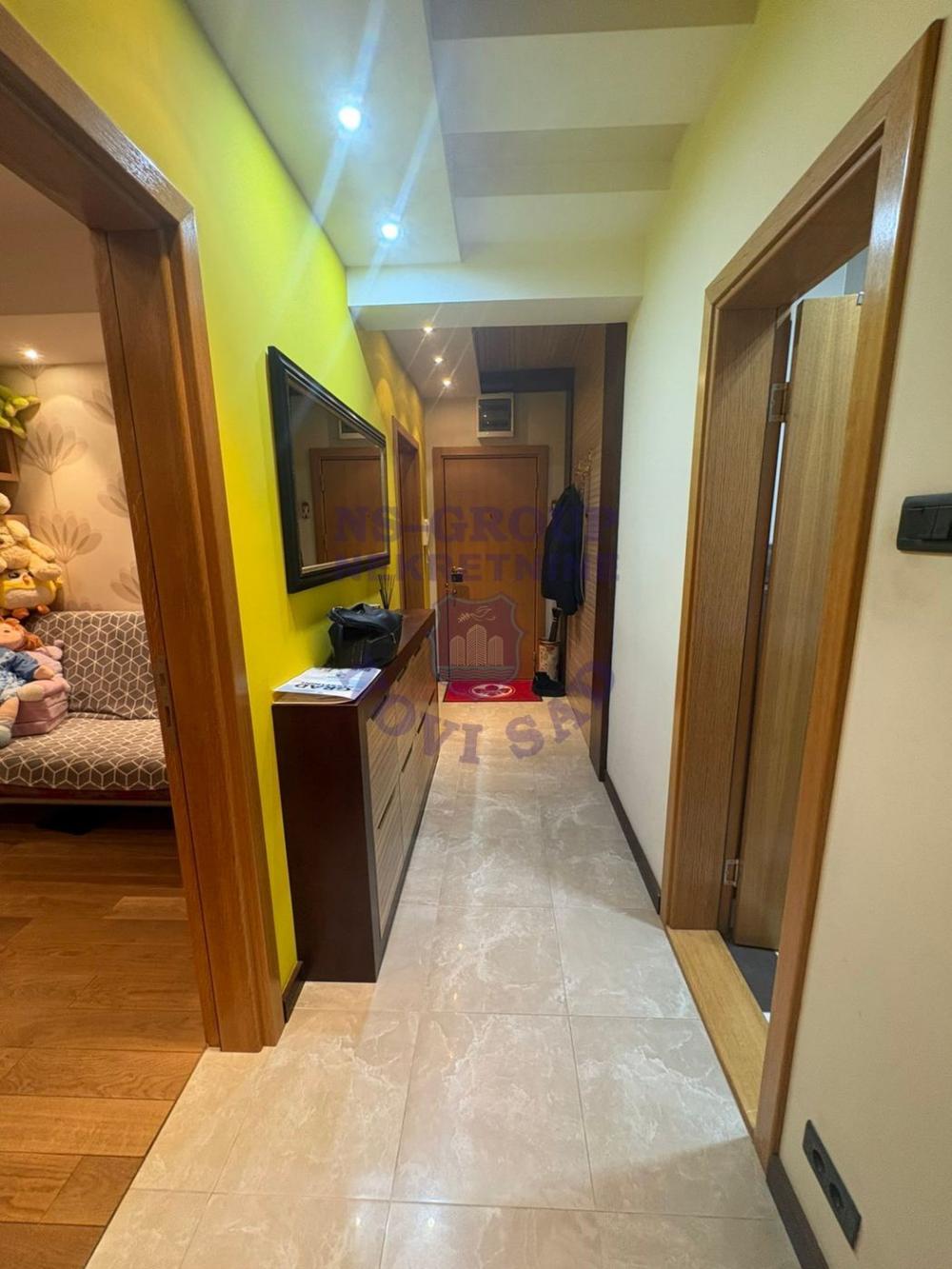 Slika 4 - Četvorosoban, 99m2, Grbavica Novi Sad, sa terasom, ima lift