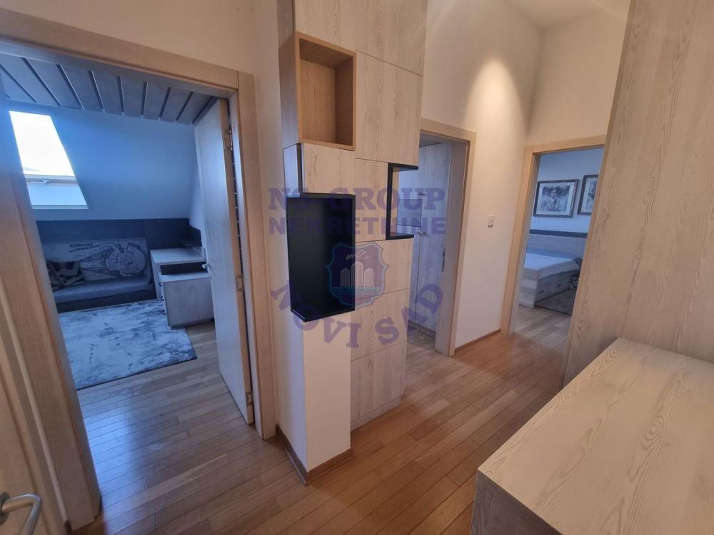 Slika 9 - Petosoban, 132m2, Novo naselje Novi Sad, sa terasom, ima lift