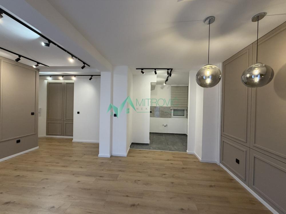 Slika 11 - Renoviran dvoiposoban stan, zajednički parking u dvorištu