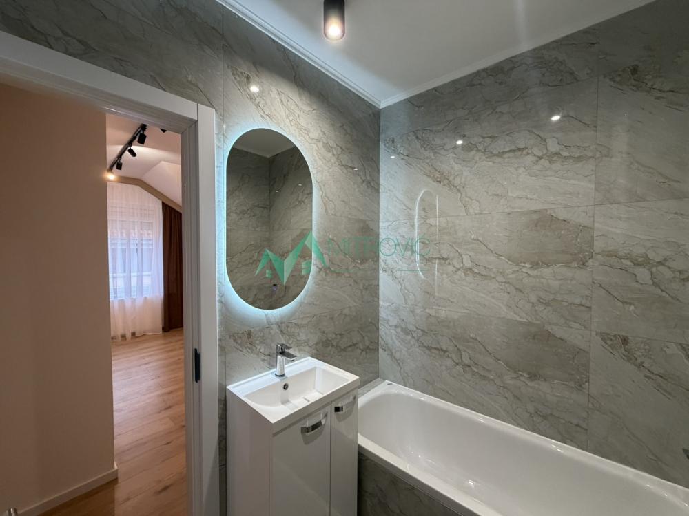 Slika 5 - Renoviran dvoiposoban stan, zajednički parking u dvorištu