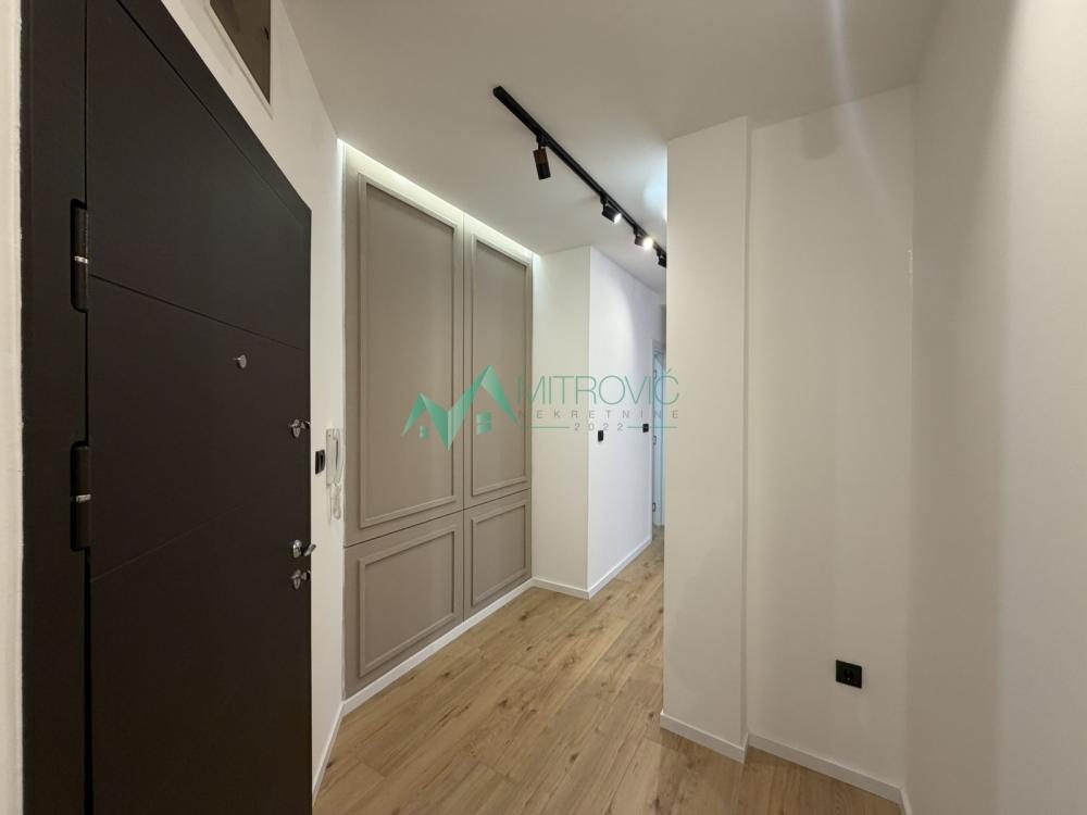 Slika 4 - Renoviran dvoiposoban stan, zajednički parking u dvorištu