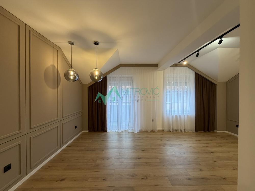 Slika 2 - Renoviran dvoiposoban stan, zajednički parking u dvorištu