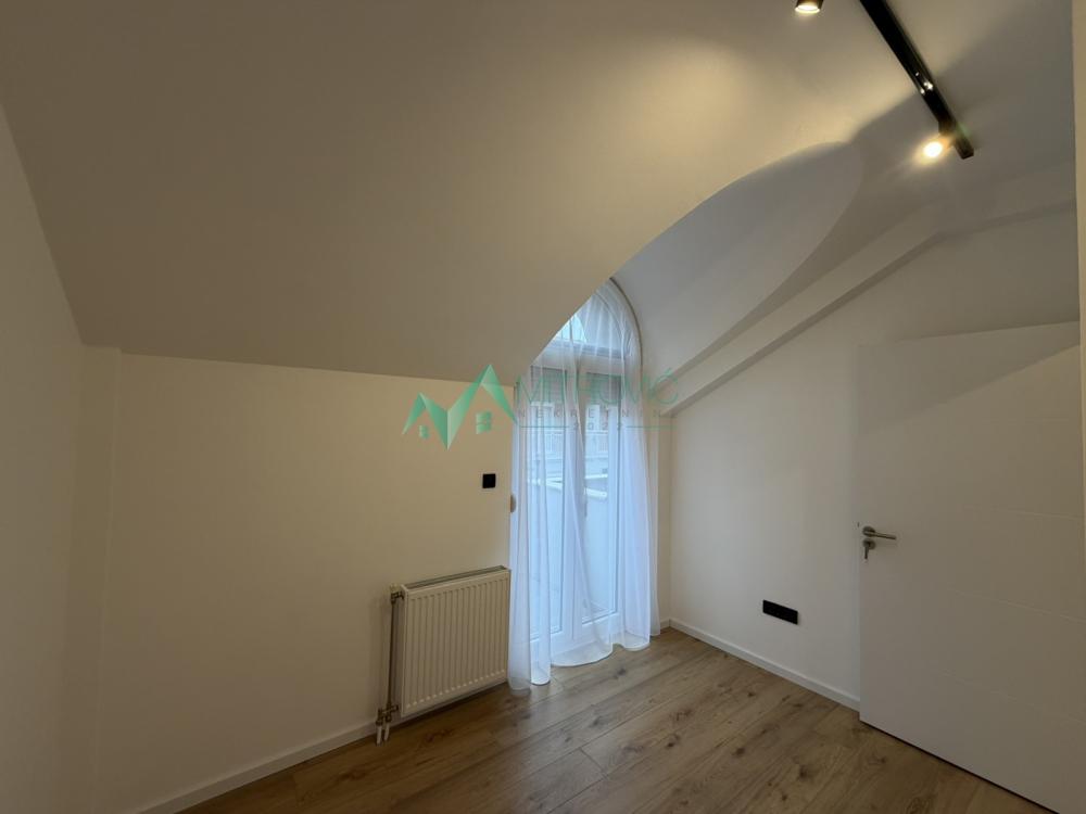 Slika 7 - Renoviran dvoiposoban stan, zajednički parking u dvorištu