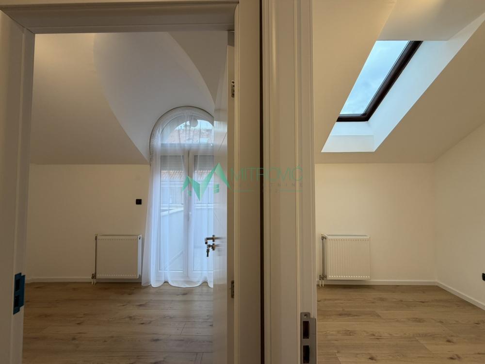 Slika 9 - Renoviran dvoiposoban stan, zajednički parking u dvorištu