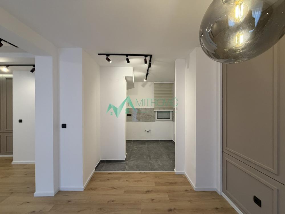 Slika 3 - Renoviran dvoiposoban stan, zajednički parking u dvorištu