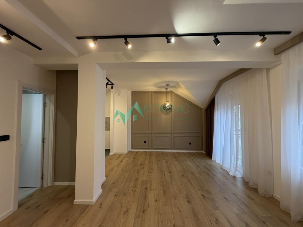 Slika 1 - Renoviran dvoiposoban stan, zajednički parking u dvorištu