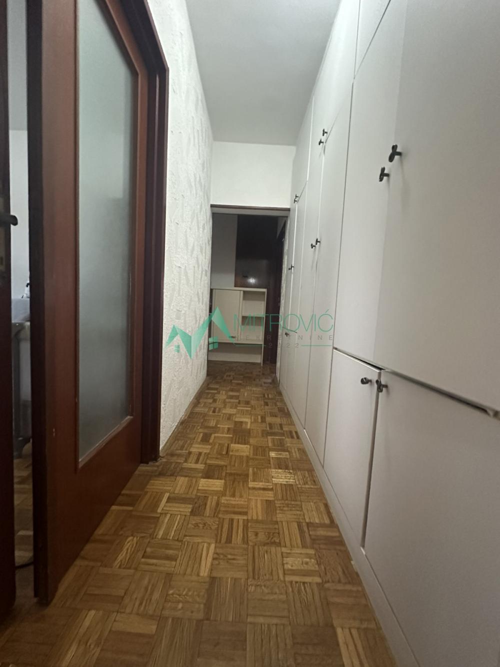 Slika 10 - Sajam  lepo održavan trosoban stan odličnog rasporeda 