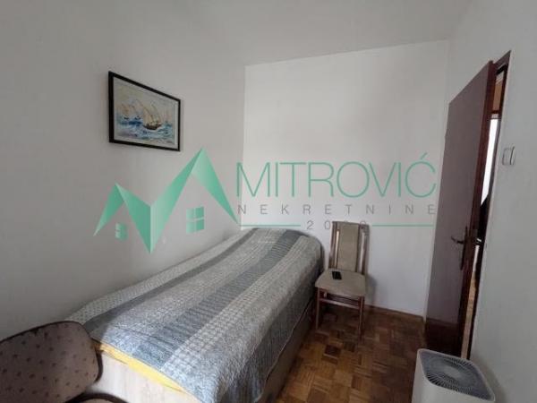 Slika 3 - Sajam  lepo održavan trosoban stan odličnog rasporeda 