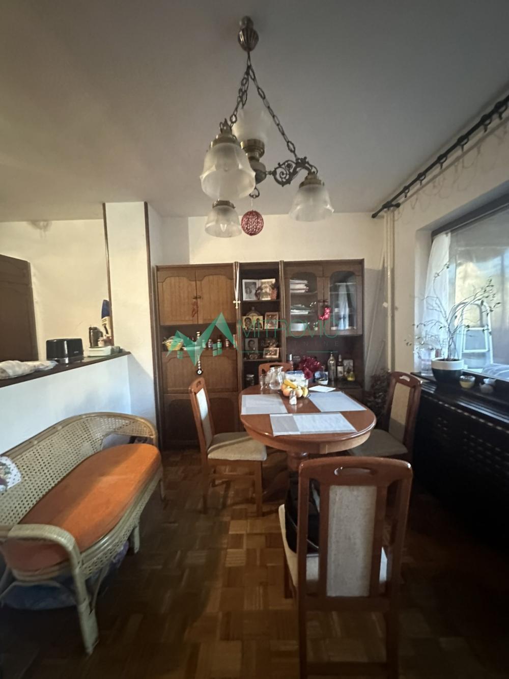 Slika 1 - Sajam  lepo održavan trosoban stan odličnog rasporeda 